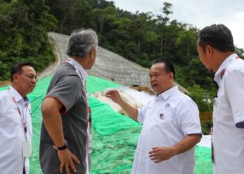 ALEXANDER Nanta Linggi (tengah) selepas merasmikan Majlis Pecah Tanah Terowong Ketiga dan Pelebaran Lebuh Raya Kuala Lumpur-Karak, di sini hari ini.