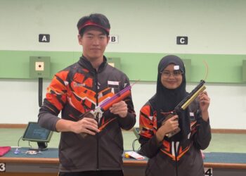 PASANGAN Penembak Pahang, Cheah Zen Hong (kiri) dan Damia Hani Sakran (kanan) berjaya merangkul pingat emas dalam acara 10 meter (m) Air Pistol berpasukan campuran di Lapang Sasar Menembak Kebangsaan Subang Jaya, sebentar tadi.