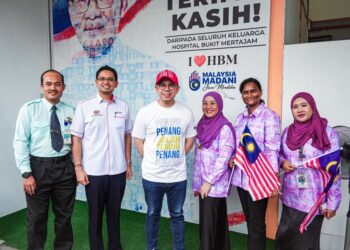 STEVEN Sim Chee Keong (tiga dari kiri) disambut oleh Dr. S. Prashant (dua dari kiri) ketika melawat Hospital Bukit Mertajam (HBM) di Pulau Pinang, baru-baru ini.-GAMBAR/PEJABAT AHLI PARLIMEN BUKIT MERTAJAM