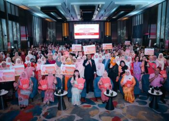 NANCY Shukri bersama Timbalan Menteri Pembangunan Wanita, Keluarga dan Masyarakat, Lim Hui Ying ketika perasmian SARI@KRT di sebuah hotel di Kuala Lumpur semalam. – UTUSAN/SADDAM YUSOFF