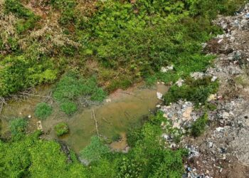 SISA pepejal industri yang dibuang pihak tidak bertanggungjawab di tanah rizab syarikat utiliti di Kawasan
Perindustrian Bentong, Pahang.
