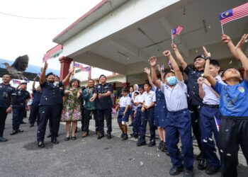 NORHIZAM Bahaman (tiga dari kiri) ketika Flag-Off Konvoi Kenderaan sempena Sambutan Bulan Kemerdekaan ke-69 di sini, hari ini.