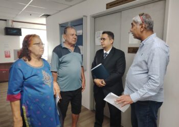 KERPAL Singh (dua dari kiri) mengaku tidak bersalah di Mahkamah Majistret di sini hari ini atas pertuduhan mengeluarkan kata-kata kesat terhadap seorang peguam dalam kejadian semalam.