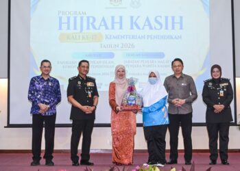 FADHLINA Sidek (tiga kiri) bersama Zainal Abas (dua dari kanan) ketika menyerahkan hadiah dan sijil kepada peserta pada Majlis Penutupan Program Hijrah Kasih Kali ke-17 Kementerian Pendidikan di Dewan Kelab Penjara Kajang di sini, hari ini. - UTUSAN/SYAKIR RADIN