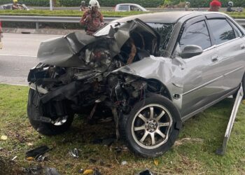KEADAAN kereta yang dipandu warga emas yang maut selepas rempuh pokok di Putrajaya.