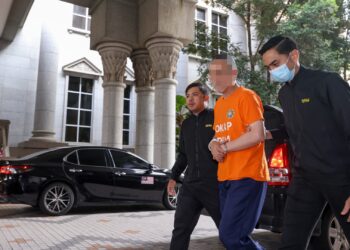 Seorang bekas Ketua Pegawai Eksekutif Lembaga Tabung Haji tiba di Mahkamah Putrajaya, pagi ini untuk mendapatkan permohonan tahanan reman. - UTUSAN/FAISOL MUSTAFA