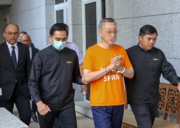 Seorang bekas Ketua Pegawai Eksekutif Lembaga Tabung Haji tiba di Mahkamah Putrajaya, pagi ini untuk mendapatkan permohonan tahanan reman. - UTUSAN/FAISOL MUSTAFA
