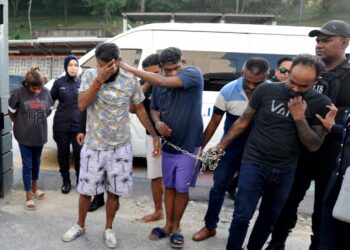 ENAM individu dibawa ke Mahkamah Johor Bahru, Johor semalam bagi berdepan pertuduhan menculik sepasang kekasih rakyat Singapura. – UTUSAN/RAJA JAAFAR ALI