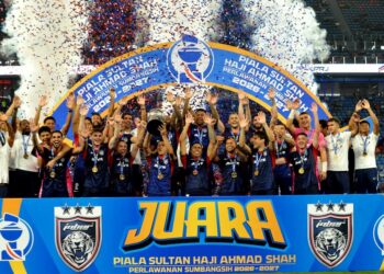 PEMAIN JDT menjulang Piala Sultan Haji Ahmad Shah selepas menewaskan Kuching City FC 3-0 di Stadium Sultan Ibrahim, kelmarin. Gambar/ RAJA JAAFAR ALI