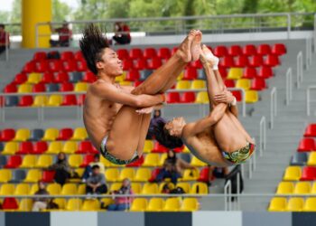 ELVIS Priestly Clement-Awang Sharzan Nasrin Awang Nasaruddin, meraih emas acara terjun seirama 3 meter papan anjal lelaki pada Sukan Malaysia (Sukma) Selangor 2026 di Pusat Akuatik Darul Ehsan, sebentar tadi.-UTUSAN/ISKANDAR ISHAK