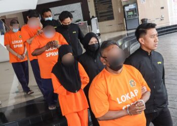 LIMA individu termasuk seorang pengerusi sebuah agensi kerajaan bergelar Datuk direman selama empat hari oleh Mahkamah Majistret George Town, Pulau Pinang bagi membantu siasatan berhubung dakwaan penyalahgunaan kuasa dalam urusan pelupusan tanah milik agensi kerajaan membabitkan kerugian kira-kira RM1.96 juta.-UTUSAN/DANIAL SAAD