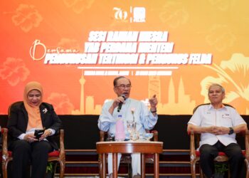 ANWAR Ibrahim (tengah) semasa berucap pada Sesi Ramah Mesra Perdana Menteri bersama Pengurusan Tertinggi dan Pengurus Felda 2026 hari ini.