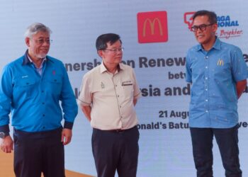 CHOW Kon Yeow (tengah) semasa menghadiri Majlis Menandatangani Perjanjian Bekalan Tenaga Boleh Dipebaharui (SARE) antara tiga pihak di Batu Kawan, Pulau Pinang hari ini.-UTUSAN/DANIAL SAAD