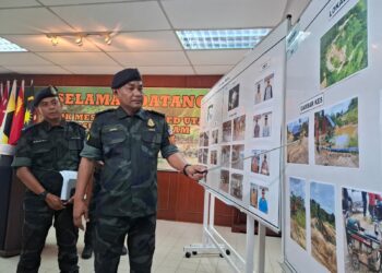 JAFRI Muhamad (kanan) menunjukkan bahan mineral yang dirampas dalam serbuan di empat premis di Perak dan Kedah, semalam.