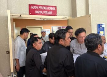 Jenazah arwah Syazwan Zharif di bawa keluar dari Unit Forensik, Hospital Putrajaya selepas selesai proses bedah siasat.