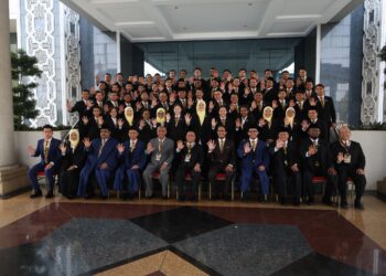 SAARANI MOHAMAD (tengah) bergambar bersama perwakilan Dewan Belia pada Majlis Pembukaan Mesyuarat Pertama Tahun Kedua Persidangan Dewan Belia Perak Sesi Ke-5, Tahun 2026 di Bangunan Perak Darul Ridzuan, di Ipoh hari ini.