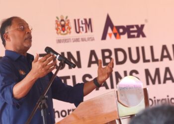 ZAMBRY Abdul Kadir ketika berucap sempena majlis perasmian Pusat Kanser Tun Abdullah Ahmad Badawi (PKTAAB) USM di Bertam, Kepala Batas, Pulau Pinang hari ini.-UTUSAN/DANIAL SAAD