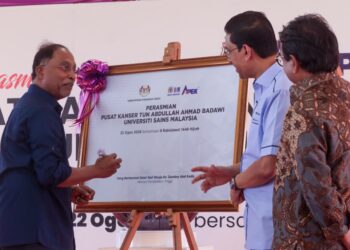 ZAMBRY Abdul Kadir (kiri) menurunkan tanda tangan sebagai gimik ketika merasmikan Pusat Kanser Tun Abdullah Ahmad Badawi (PKTAAB), USM di Bertam, Kepala Batas, Pulau Pinang hari ini.-UTUSAN/DANIAL SAAD
