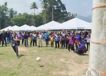 ASYRAF Wajdi Dusuki mengambil sepakan penalti semasa hadir ke Program MARA Prihatin Jejak Aspirasi UPTM @ Pos Kemar di Gerik, Perak hari ini.-UTUSAN/FADZIL ZAINOL