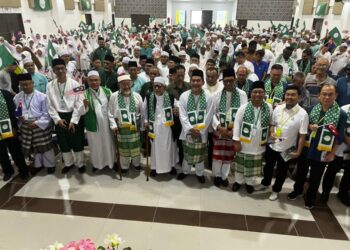 ABDUL Hadi Awang (enam dari kanan) ketika hadir dalam Konvensyen Pas Johor di Dewan Muafakat Ayer Hitam, Batu Pahat, Johor hari ini.