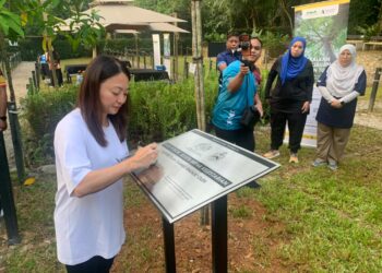 HANNAH Yeoh menandatangani plak ‘Green Messages’ sempena Program Ambil Angkat Taman Tugu, di sini hari ini.