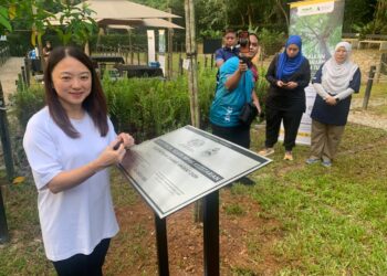 HANNAH Yeoh menandatangani plak ‘Green Messages’ sempena Program Ambil Angkat Taman Tugu, di sini hari ini.