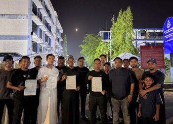 SAIFUL Fariddil Jasmi (tiga dari kanan) membuat laporan polis berhubung dakwaan penganjuran Himpunan Merah yang dijadual berlangsung pada 30 Ogos ini susulan isu perobohan Kuil Veeramakaliamman di Bukit Lagi.-UTUSAN