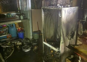 KEADAAN rumah yang terbakar di Flat Kampung Melayu, George Town, Pulau Pinang awal pagi tadi.-IHSAN JBPM PULAU PINANG