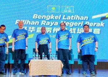 HANG SOON (dua dari kanan) pada Bengkel Latihan Pilihan Raya Negeri Perak di Hotel MH, Ipoh hari ini.