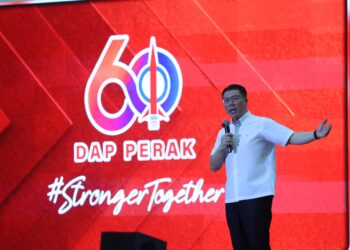 NGA Kor Ming berucap padaMajlis Makan Malam DAP Perak di Dewan Sekolah Menengah Shen Jai di Ipoh, semalam.