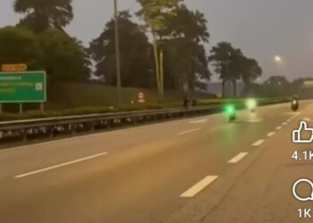 Tangkap layar video tular memaparkan dua penunggang motosikal berlumba di Lebuhraya Linkedua, Kulai