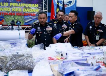 MOHD. Yusoff Mamat (kiri) bersama pegawainya memeriksa pelbagai jenis dadah bernilai RM1.104 juta untuk pelupusan barang kes dadah Kontinjen Kelantan selepas sidang media di Ibu Pejabat Polis Kontinjen (IPK) Kelantan, Kota Bharu, Kelantan hari ini-UTUSAN/KAMARUL BISMI KAMARUZAMAN