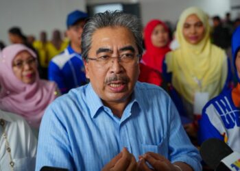 KUALA LUMPUR 23 OGOS 2026. Menteri Pelaburan, Perdagangan dan Industri, Datuk Seri Johari Abdul Ghani menyampaikan ucapan Perasmian Prog-Alpha Gen Talent @ Kemas 2026 di Arena Sukan KL. Foto : Saddam Yusoff