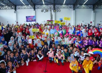 KUALA LUMPUR 23 OGOS 2026. Menteri Pelaburan, Perdagangan dan Industri, Datuk Seri Johari Abdul Ghani bergambar bersama guru-guru dan murid-murid Tabika Kemas dari Wilayah Persekutuan ketika Perasmian Prog-Alpha Gen Talent @ Kemas 2026 di Arena Sukan KL. Foto : Saddam Yusoff