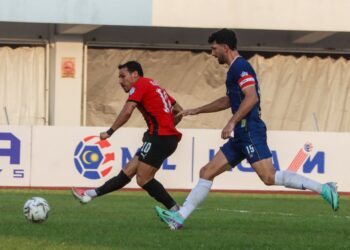 KAPTEN Penang FC, Stefano Brundo (kanan) cuba menyekat pemain DPMM FC, Michael Angelo Agostinho daripada melakukan sepakan ke arah gol dalam aksi Liga Super yang berlangsung di Stadium Bandaraya Pulau Pinang, petang tadi.-UTUSAN/DANIAL SAAD