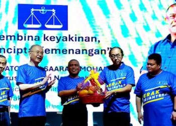 WEE Ka Siong (dua dari kiri) pada Bengkel Latihan Pilihan Raya Negeri Perak di Hotel MH, Ipoh hari ini.