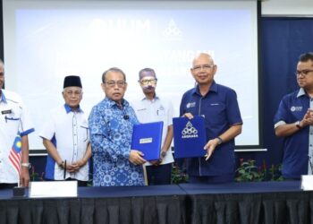 ABDUL Fattah Abdullah (tiga dari kiri) bersama Naib Canselor UUM, Prof Dr. Ahmad Martadha Mohamed (dua dari kanan) ketika menandatangani MoA di Kampus UUM Sintok, Kubang Pasu.