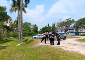 PASUKAN forensik polis menjalankan siasatan kejadian helain al-Quran yang ditemukan terbakar di sebuah padang di Taman Bandar Senawang, Seremban, semalam. -GAMBAR / IHSAN SUMBER