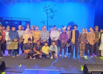 RAZALI Abu Samah (tengah) bergambar bersama para pelakon teater Tanjong 2-Khilaf di Seremban, semalam (UTUSAN/NAZARUDIN SHAHARI)