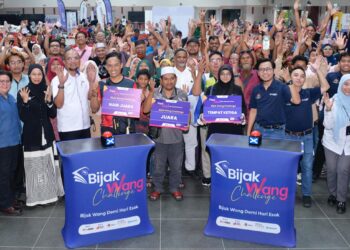 SYUHAIB Ithnin (empat dari kanan) bergambar bersama para peserta pertandingan Bijak Wang Buzz bersempena Program Celik Kewangan Warga Pekak 4.0 2026 di Menara MPSPK, Sungai Petani, Kedah, hari ini.