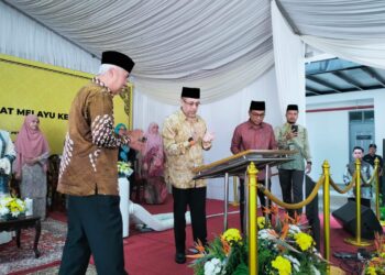 TENGKU Muhammad Fakhry Petra (tengah) berkenan mencemar duli merasmikan Darul Quran Majlis Agama Islam dan Adat Istiadat Melayu Kelantan (MAIK) Kampus Siswi di Kampung Sungai Pinang, Tumpat, Kelantan hari ini.-UTUSAN/ROHANA ISMAIL.