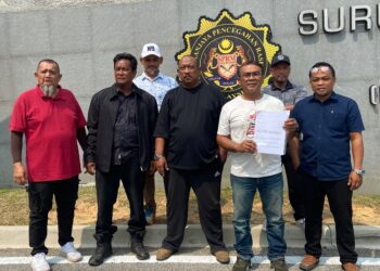 MOHD Syahrizal Md Yusuf selepas menyerahkan maklumat rasmi kepada SPRM di Putrajaya.