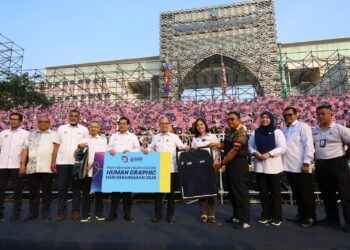 FAHMI Fadzil (tengah) ketika meninjau persiapan 'human grafic' di sini, hari ini. -  UTUSAN/FAISOL MUSTAFA