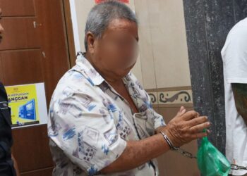 SUSPEK yang didakwa memukul warga emas dengan menggunakan sebatang besi di Jalan Perak pagi semalam direman selama tujuh hari oleh Mahkamah Majistret George Town, Pulau Pinang hari ini.-UTUSAN/DANIAL SAAD