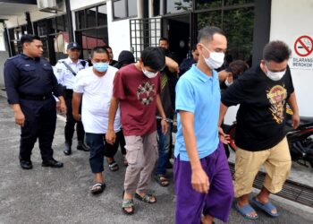 LAPAN suspek yang terlibat dalam aktiviti lumba haram direman selama empat hari oleh Mahkamah Majistret Kulai bermula hari ini. UTUSAN/RAJA JAAFAR ALI