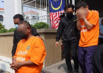 DUA individu bergelar Datuk termasuk seorang pengerusi sebuah agensi kerajaan dibenarkan oleh Mahkamah Majistret George Town, Pulau Pinang untuk disambung reman selama tiga hari bermula hari ini bagi membolehkan siasatan lanjut dijalankan berhubung dakwaan penyalahgunaan kuasa dalam urusan pelupusan tanah membabitkan kerugian RM1.96 juta.-UTUSAN/DANIAL SAAD