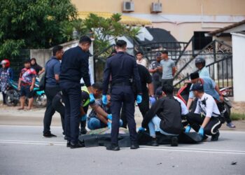 ANGGOTA polis mengangkat mayat salah seorang mangsa kemalangan maut di Pasar Segar Kampung Paya Lada, Kadok, Ketereh, Kota Bharu, Kelantan hari ini-UTUSAN/KAMARUL BISMI KAMARUZAMAN.