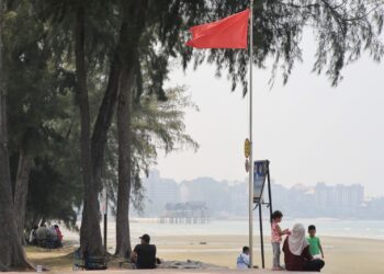 SEBANYAK 32 kawasan merekodkan bacaan IPU pada tahap tidak sihat setakat pukul 7 pagi.-UTUSAN/MOHD. SHAHJEHAN MAAMIN