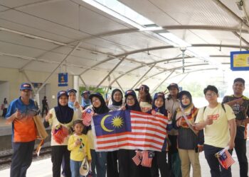 KIRA-KIRA 20 peserta termasuk anak angkat kepada Steven Sim Chee Keong menyantuni lebih 300 penumpang komuter di Stesen KTM Bukit Mertajam, Pulau Pinang, Sabtu lalu.-GAMBAR/FACEBOOK STEVEN SIM CHEE KEONG
