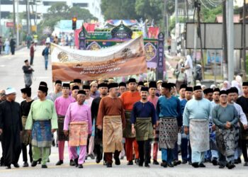 TUNKU Putera Johor, Tunku Abu Bakar Sultan Ibrahim (depan tengah) mengetuai perarakan sempena Majlis Sambutan dan Perarakan Maulidur Rasul 1448H/2026M Peringkat Daerah Johor Bahru di Masjid Tun Hussein Onn, Johor Bahru di sini. UTUSAN/RAJA JAAFAR ALI